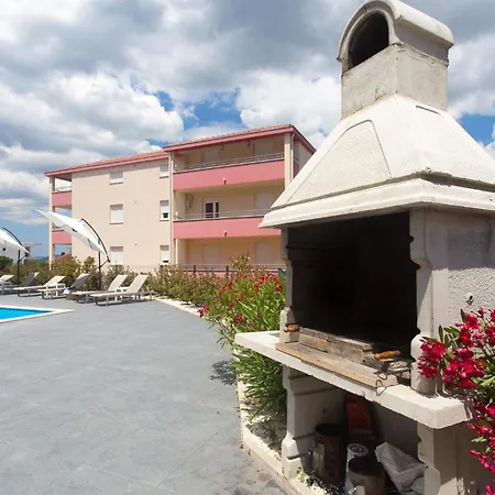 Cozy In Okrug Gornji With Swimming Pool Apartman *
