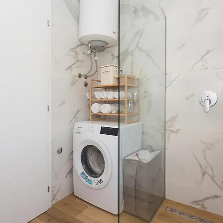 Cozy In Okrug Gornji With Swimming Pool Apartament *