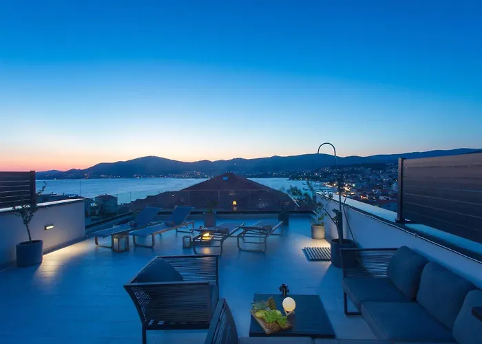 Gorgeous In Okrug Gornji Apartment
