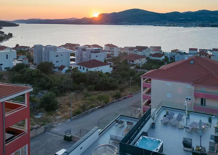 Gorgeous In Okrug Gornji Apartment Trogir