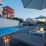 Cozy In Okrug Gornji With Swimming Pool Apartman *