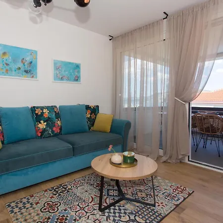 Accogliente Con Piscina Nel Quartiere Di Okrug Gornji
