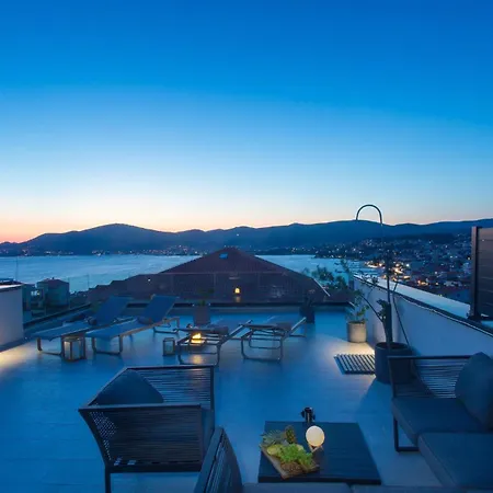 Gorgeous In Okrug Gornji Apartment