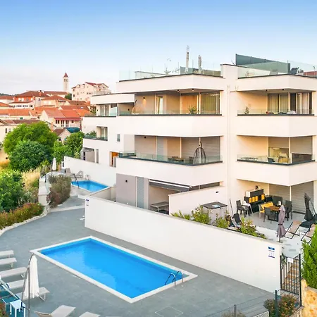 Accogliente Con Piscina Nel Quartiere Di Okrug Gornji *