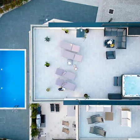 Cozy In Okrug Gornji With Swimming Pool 트로기르
