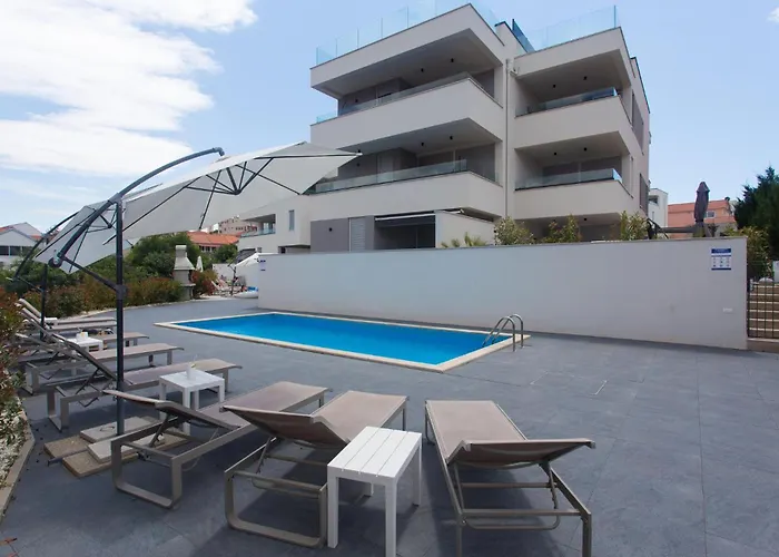 Gorgeous In Okrug Gornji Apartment